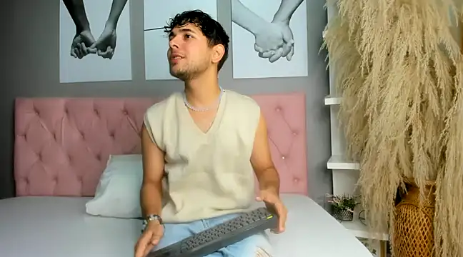 Snapshot of Samir_bear chatting on 3, 1, 2025 Samir bear online show from 3, 1, 2025