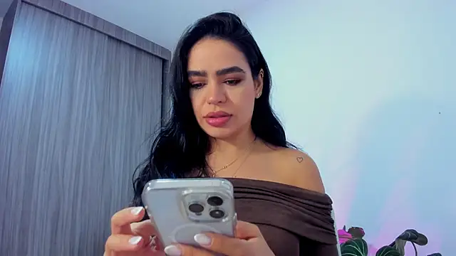 Snapshot of Sara_Leblanc chatting on 8, 10, 2025 Sara Leblanc online show from 8, 10, 2025