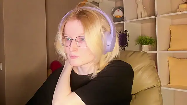 ElizabethHarpper online show from 3, 11, 2025