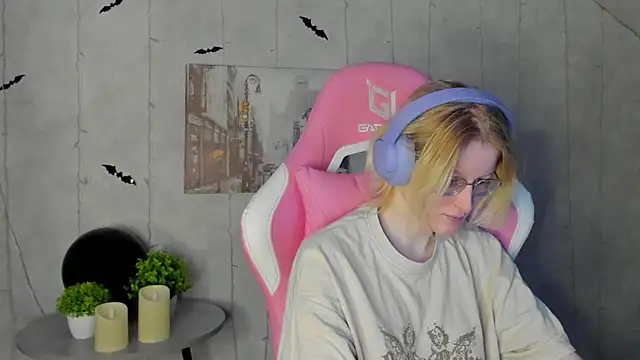 ElizabethHarpper online show from 5, 11, 2025