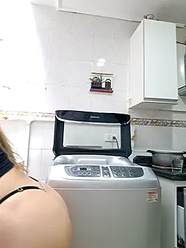 Snapshot of karina_warthon chatting on 4, 10, 2025 karina warthon online show from 4, 10, 2025