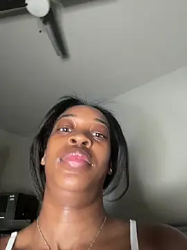 Snapshot of PrettypetitePrincess chatting on 7, 3, 2025 PrettypetitePrincess online show from 7, 3, 2025