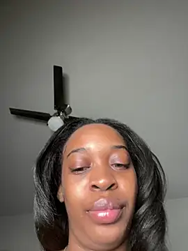Snapshot of PrettypetitePrincess chatting on 10, 3, 2025 PrettypetitePrincess online show from 10, 3, 2025