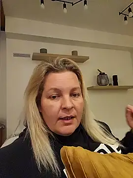 Snapshot of RyleeSherry chatting on 24, 2, 2025 RyleeSherry online show from 24, 2, 2025