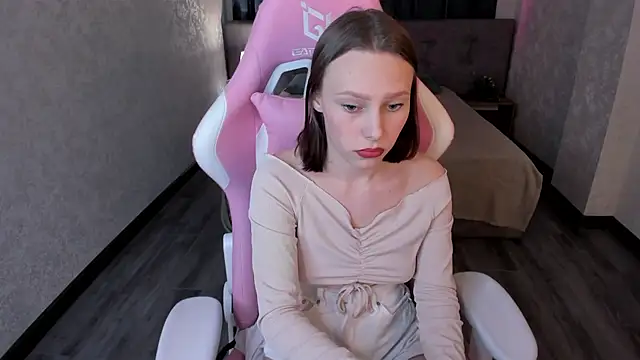 Aliceforfuun online show from 4, 3, 2025