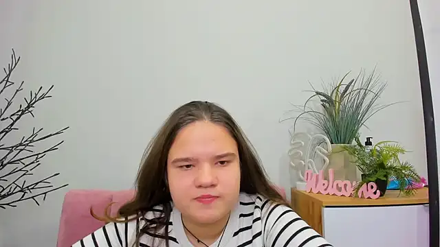 Snapshot of AdeleCruz chatting on 2, 2, 2025 AdeleCruz online show from 2, 2, 2025