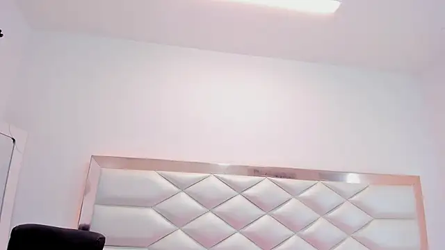 MiaQueen021 online show from 22, 3, 2025