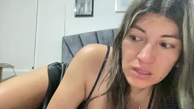 Snapshot of LunaBeya chatting on 5, 2, 2026 LunaBeya online show from 5, 2, 2026