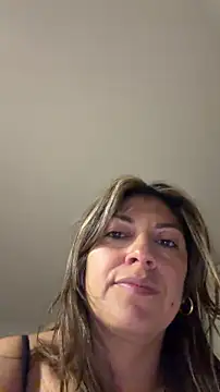 Snapshot of LunaBeya chatting on 6, 4, 2026 LunaBeya online show from 6, 4, 2026