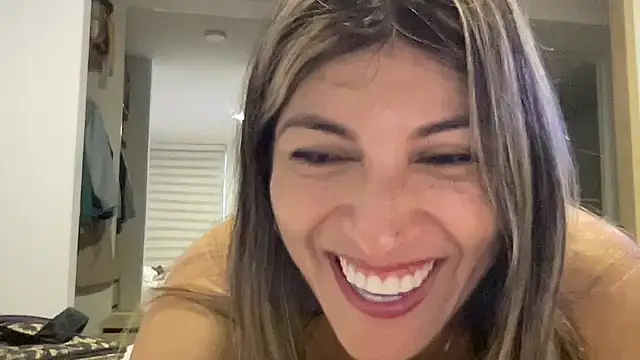 Snapshot of LunaBeya chatting on 1, 7, 2026 LunaBeya online show from 1, 7, 2026