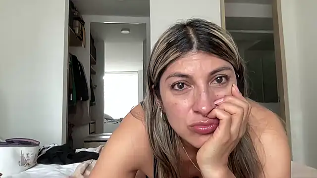 Snapshot of LunaBeya chatting on 3, 7, 2026 LunaBeya online show from 3, 7, 2026