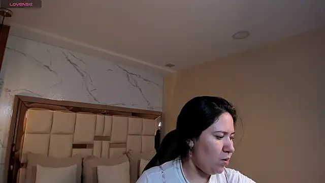 Snapshot of zoes_milee chatting on 6, 5, 2026 zoes milee online show from 6, 5, 2026