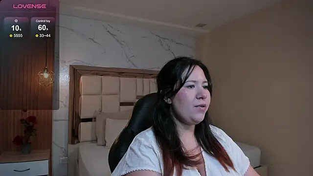 Snapshot of zoes_milee chatting on 4, 6, 2026 zoes milee online show from 4, 6, 2026