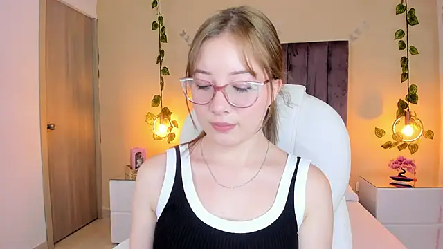 Dahlia Rousse online show from 27, 9, 2025