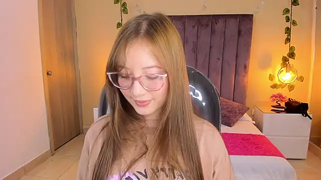 Dahlia Rousse online show from 8, 11, 2025