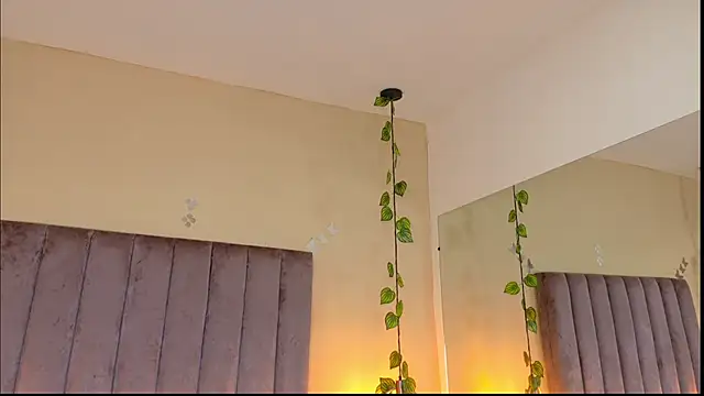 Dahlia Rousse online show from 29, 3, 2026