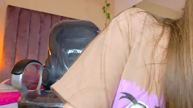 Dahlia Rousse online show from 16, 4, 2026