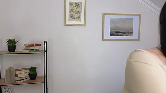 Bonnie White online show from 9, 2, 2025