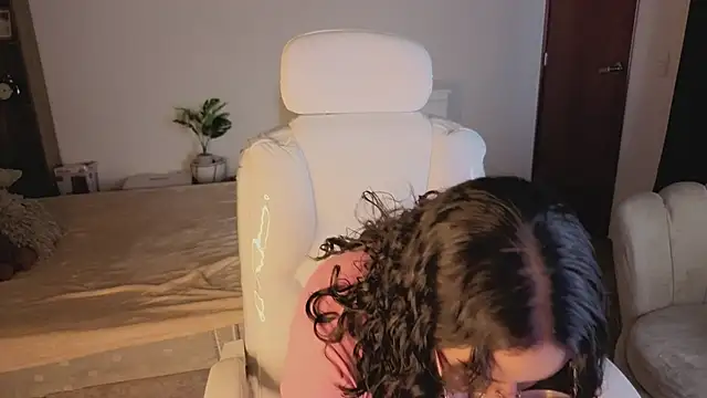 Renaxi Smith online show from 13, 12, 2025