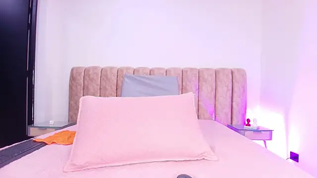 Auroraa miller online show from 19, 11, 2025