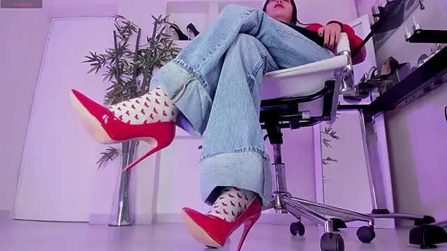 hannah howeell   online show from 21, 4, 2026