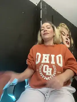 viktoria davis  online show from 4, 3, 2026