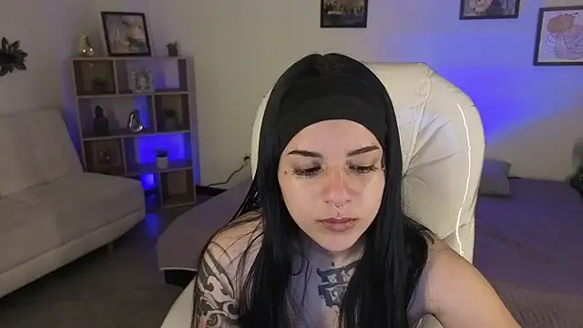 Nicole Foxx  online show from 13, 10, 2025