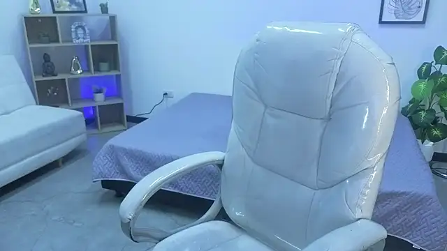 Nicole Foxx  online show from 14, 10, 2025