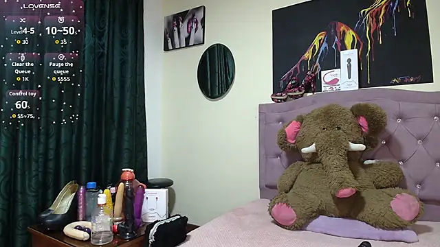 Emmie Hot online show from 5, 12, 2025