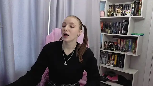 Snapshot of LillyFan-X chatting on 15, 9, 2025 LillyFan-X online show from 15, 9, 2025