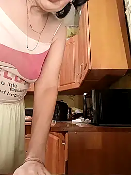 Laura Kiss online show from 1, 2, 2025