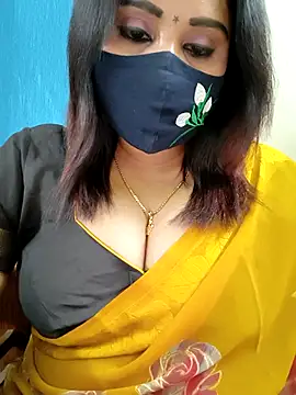 Snapshot of Queenflowerr chatting on 5, 5, 2026 Queenflowerr online show from 5, 5, 2026