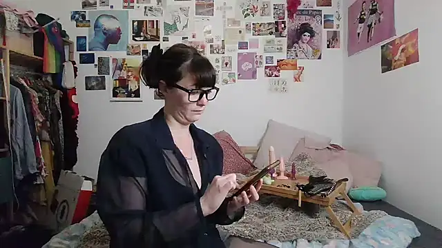 AdorahB3ll3 online show from 17, 3, 2025