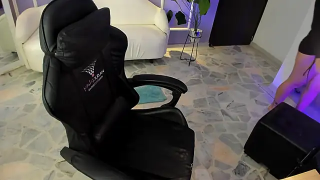 alaia greyy online show from 12, 9, 2025