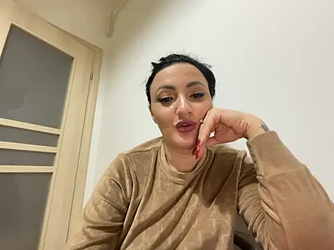 Snapshot of RaisaSalvi chatting on 2, 2, 2025 RaisaSalvi online show from 2, 2, 2025