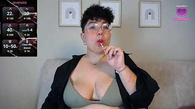 Snapshot of curly_cam_queen69 chatting on 1, 10, 2025 curly cam queen69 online show from 1, 10, 2025