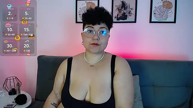 Snapshot of curly_cam_queen69 chatting on 20, 10, 2025 curly cam queen69 online show from 20, 10, 2025