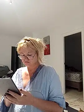 Snapshot of Luzia-Sal chatting on 12, 9, 2025 Luzia-Sal online show from 12, 9, 2025