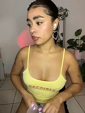 Snapshot of meli_ortiz_ chatting on 26, 11, 2025 meli ortiz online show from 26, 11, 2025