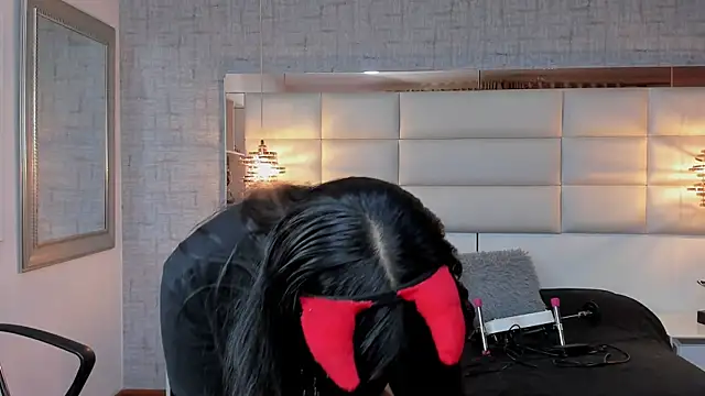 Nohemi louse online show from 22, 10, 2025