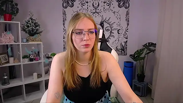 Snapshot of VeronicaAndersen chatting on 2, 2, 2025 VeronicaAndersen online show from 2, 2, 2025