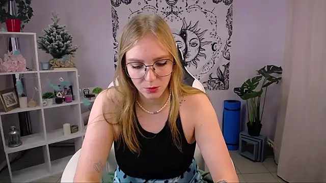 Snapshot of VeronicaAndersen chatting on 2, 2, 2025 VeronicaAndersen online show from 2, 2, 2025