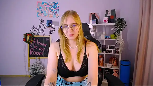 Snapshot of VeronicaAndersen chatting on 4, 2, 2025 VeronicaAndersen online show from 4, 2, 2025