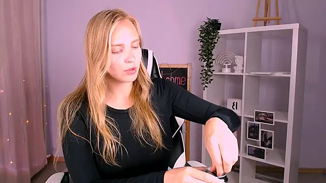 Snapshot of VeronicaAndersen chatting on 9, 9, 2025 VeronicaAndersen online show from 9, 9, 2025