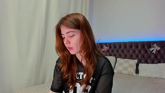 Snapshot of Ella_Mayers chatting on 5, 3, 2025 Ella Mayers online show from 5, 3, 2025
