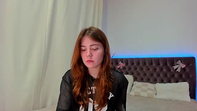 Snapshot of Ella_Mayers chatting on 6, 3, 2025 Ella Mayers online show from 6, 3, 2025