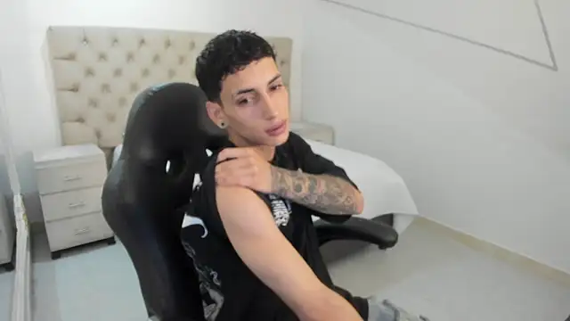 Snapshot of JhoanLeandro chatting on 4, 10, 2025 JhoanLeandro online show from 4, 10, 2025