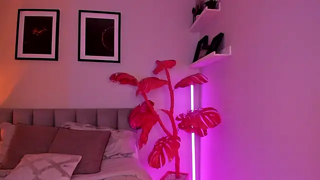 Gigi Strawberry online show from 28, 3, 2026