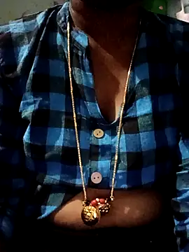 Snapshot of varsha-milky1 chatting on 3, 10, 2025 varsha-milky1 online show from 3, 10, 2025