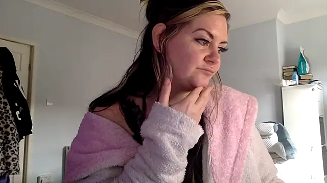 AureliaXOX online show from 16, 2, 2025